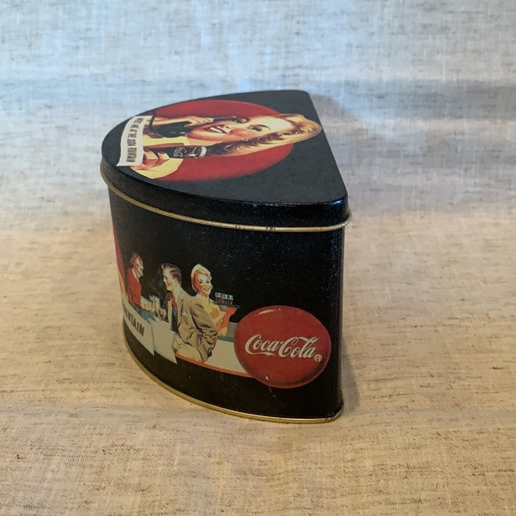 Vintage Coca-Cola ‘meet me at the soda fountain’ half moon tin - Picture 3 of 5